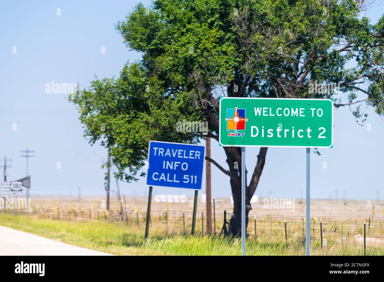 Tatum, EE.UU. - 8 de junio de 2019: Campo de Nuevo México con la señal de ciudad para el Distrito 2 carretera de bienvenida vista de dirección desde la autopista Foto de stock