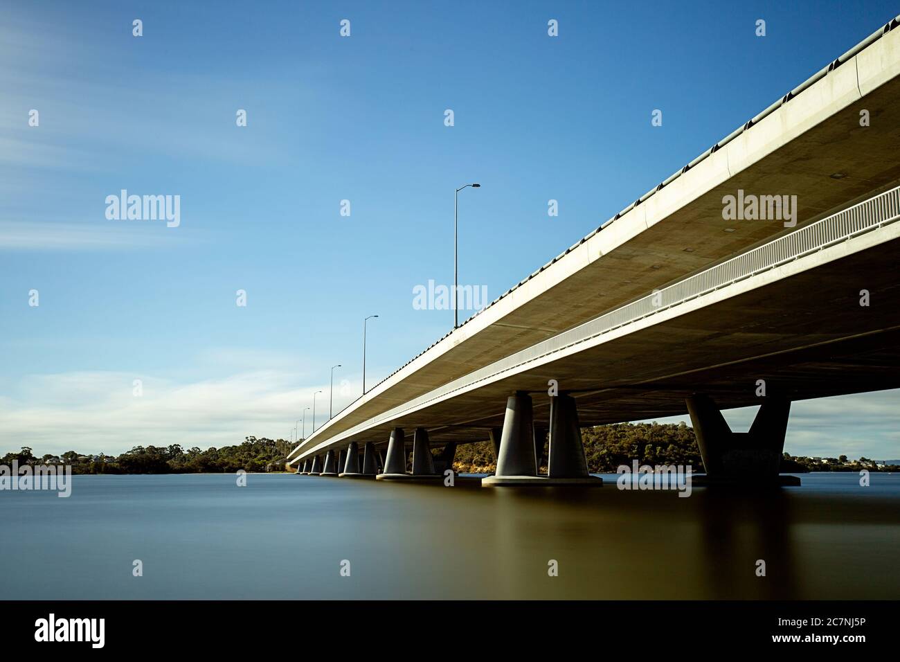 Puente de tráfico sobre el río, visto desde abajo Foto de stock
