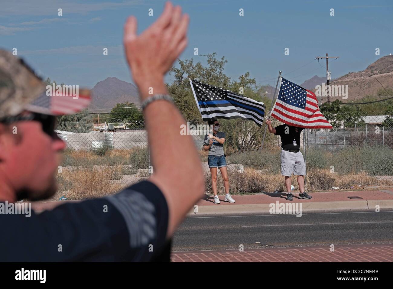 Tucson, Arizona, EE.UU. 18 de julio de 2020. Los miembros de Back the Blue tienen una manifestación para apoyar al departamento de policía de Tucson. La organización pro policía fue iniciada por Tim Cesolini, quien tuvo la idea de pintar una fina línea azul alrededor de la sede de la policía de Tucson para apoyar a los oficiales que afirman que están siendo atacados por grupos radicales como Black Lives Matter. La alcaldesa de Tucson, Regina Romero, se negó a permitir que el grupo siga pintando la línea revocando un permiso que originalmente había sido concedido. El alcalde afirma que el grupo está dirigido por supremacistas blancos. Crédito: ZUMA Press, Inc./Alamy Live News Foto de stock