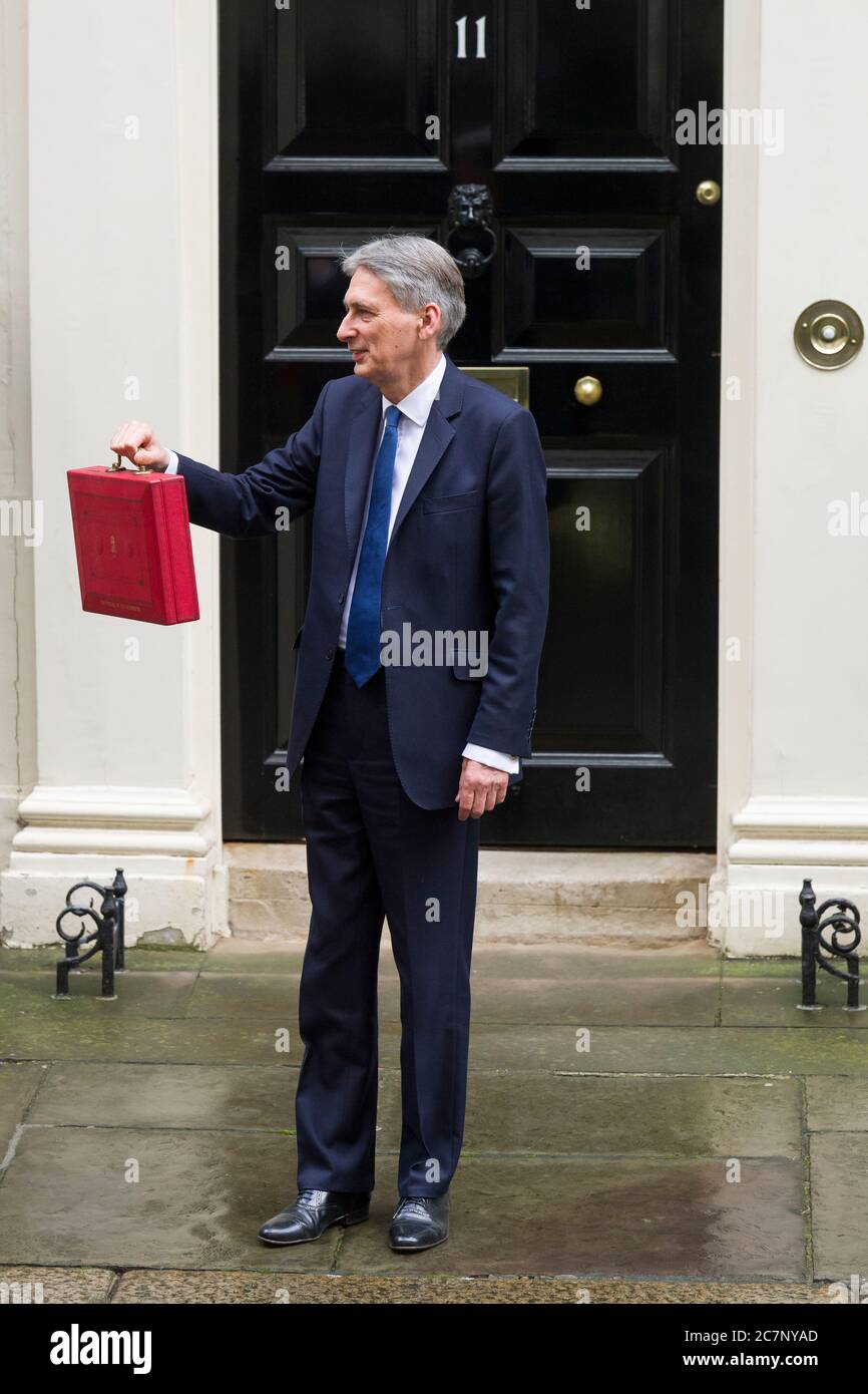 El canciller del Tesoro, Philip Hammond, tiene la casilla roja del Presupuesto fuera del número 11 Downing Street, antes de pronunciar su discurso sobre el Presupuesto en la Cámara de los comunes Londres, Reino Unido 8 Mar 2017 Foto de stock