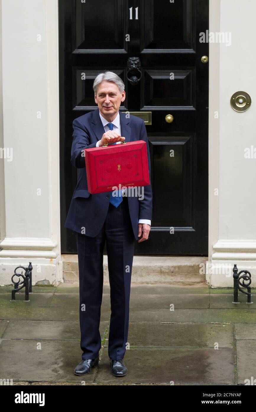 El canciller del Tesoro, Philip Hammond, tiene la casilla roja del Presupuesto fuera del número 11 Downing Street, antes de pronunciar su discurso sobre el Presupuesto en la Cámara de los comunes Londres, Reino Unido 8 Mar 2017 Foto de stock
