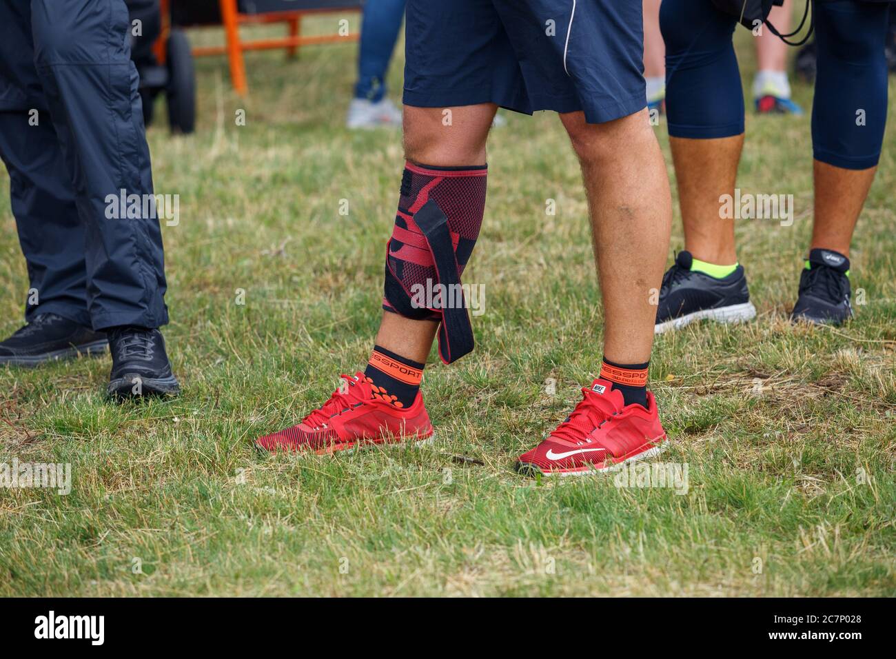 Ciudad Riga, Letonia. Carrera, la gente se dedicaba a actividades deportivas.  Botas rojas. 5.07.2020 Fotografía de stock - Alamy