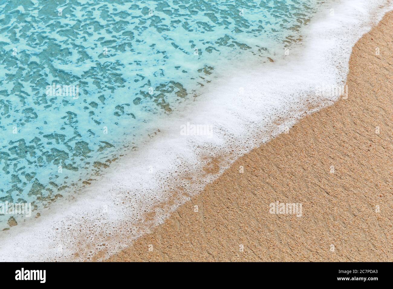 Ola del mar en la playa de arena en Punta Cana, República Dominicana Foto de stock