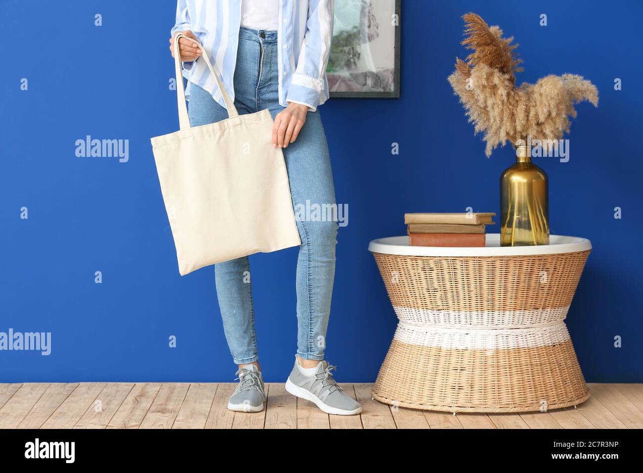 Mujer joven con bolsa ecológica en casa Foto de stock