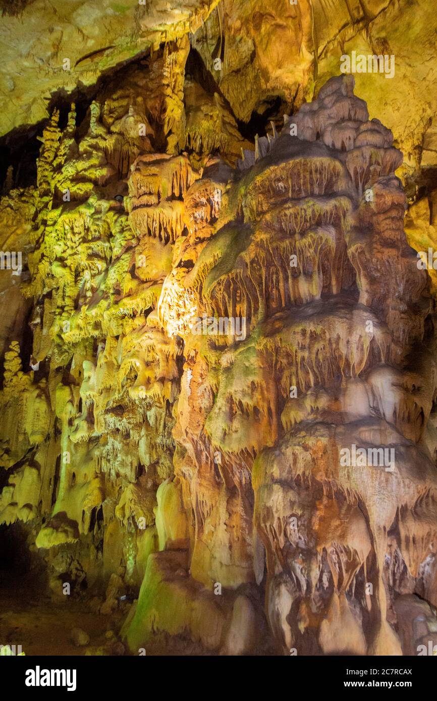 Se estima que la cueva tiene 80 millones de años. El símbolo de la cueva es una estalagmita masiva, 20 m (66 pies) de altura y 12 m (39 pies) de ancho - imagen Foto de stock