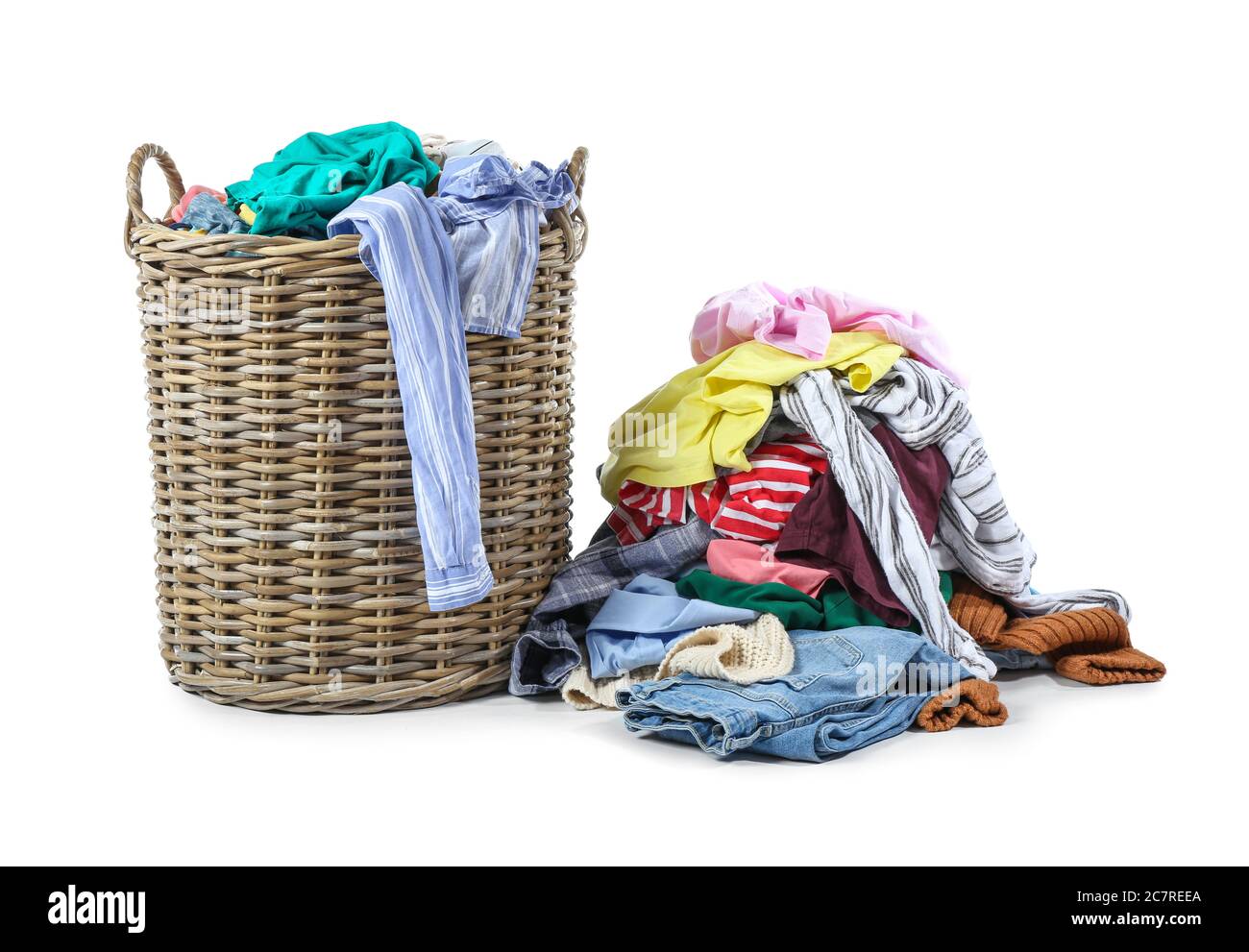 Cesta con ropa sucia sobre fondo blanco Fotografía de stock - Alamy