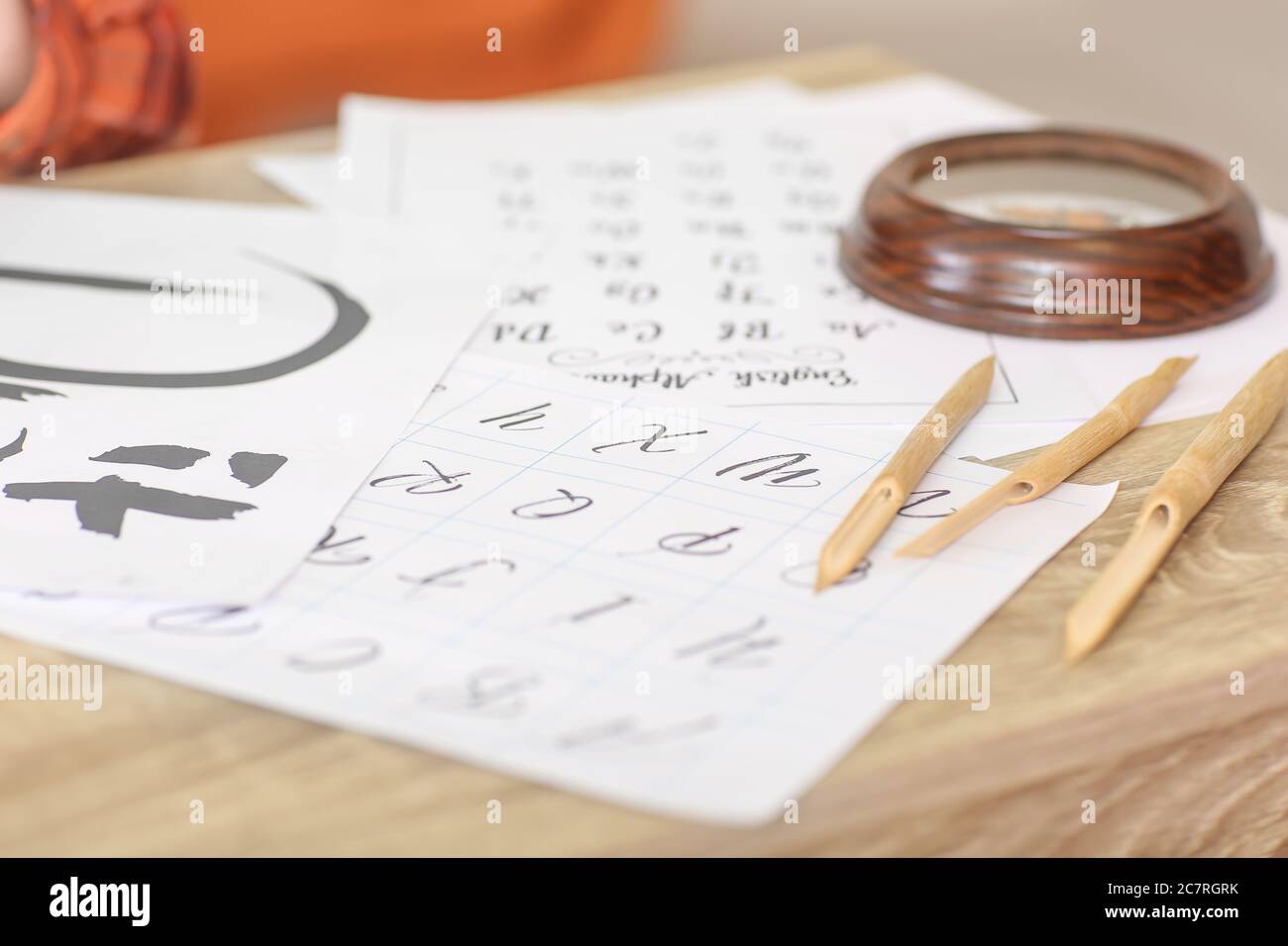 Herramientas para caligrafía sobre mesa Fotografía de stock - Alamy