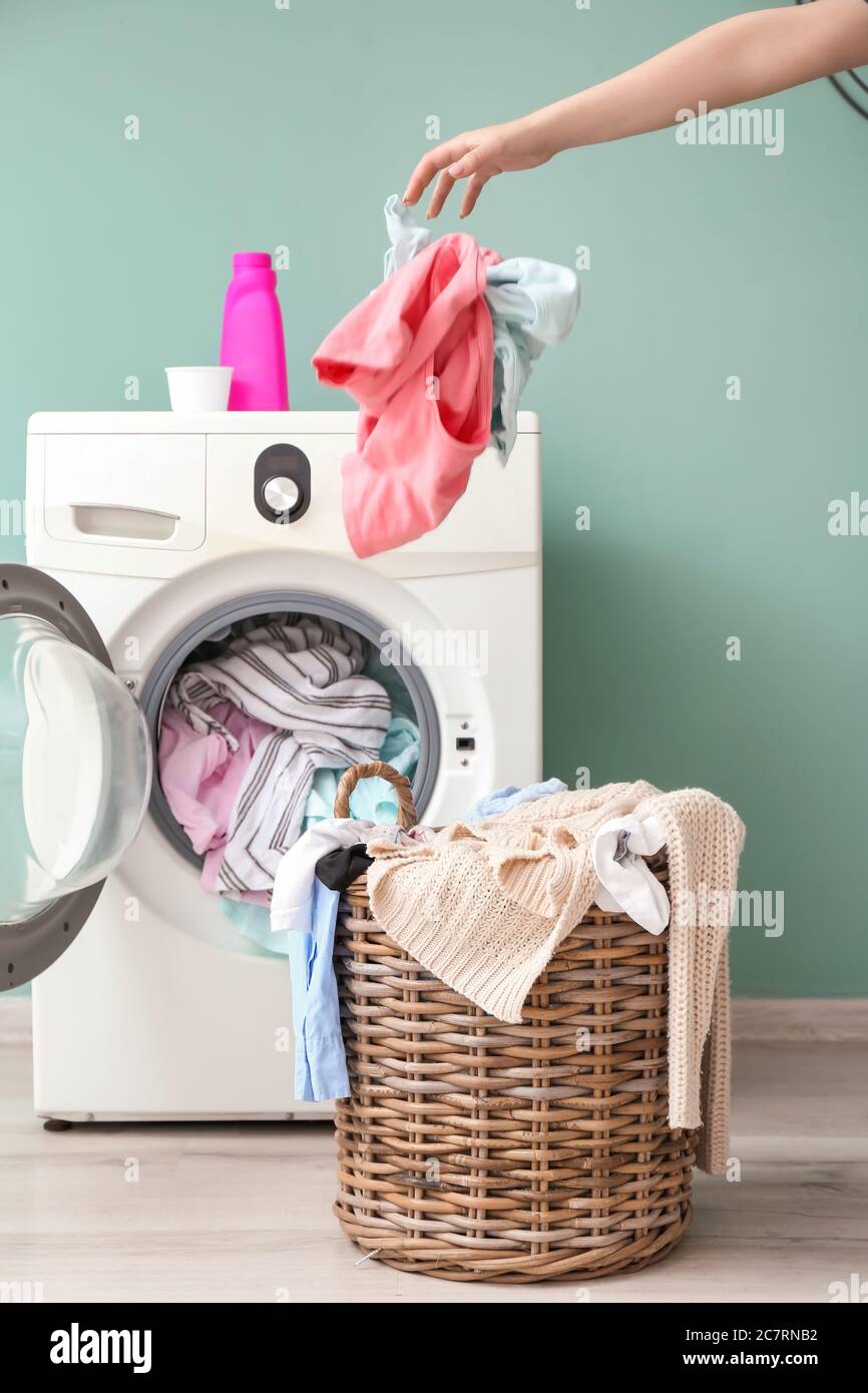 Gente lavando ropa fotografías e imágenes de resolución - Página - Alamy