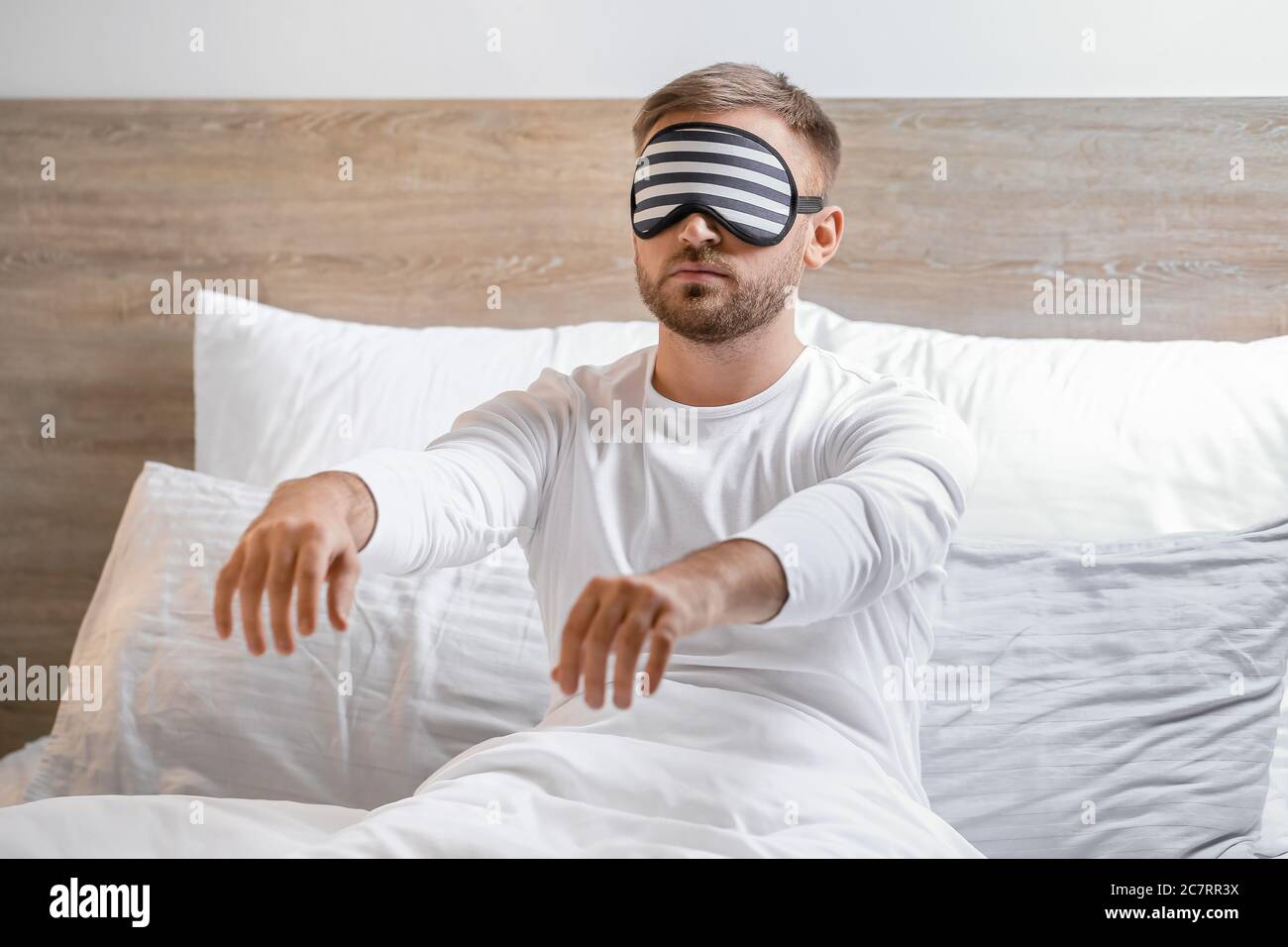 Hombre sonambulismo en su dormitorio Foto de stock