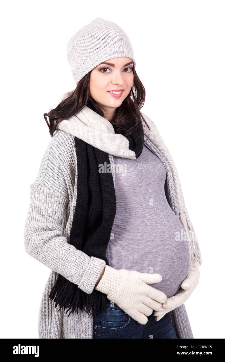 Alegrarse Volver a disparar Pensativo retrato de una mujer embarazada hermosa en ropa de invierno caliente  aislada sobre fondo blanco Fotografía de stock - Alamy