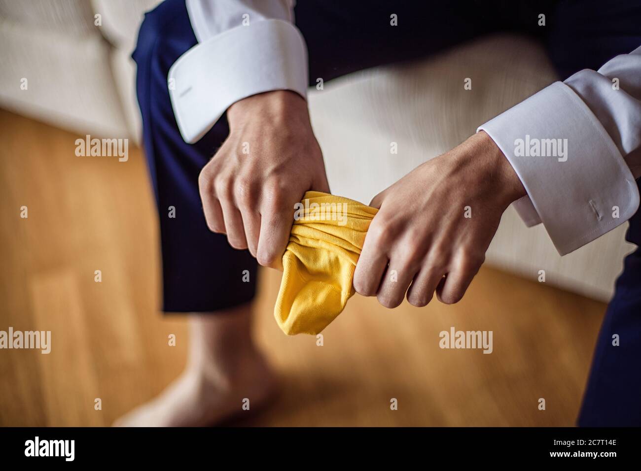 El hombre lleva zapatos. Calcetines amarillos Fotografía de stock