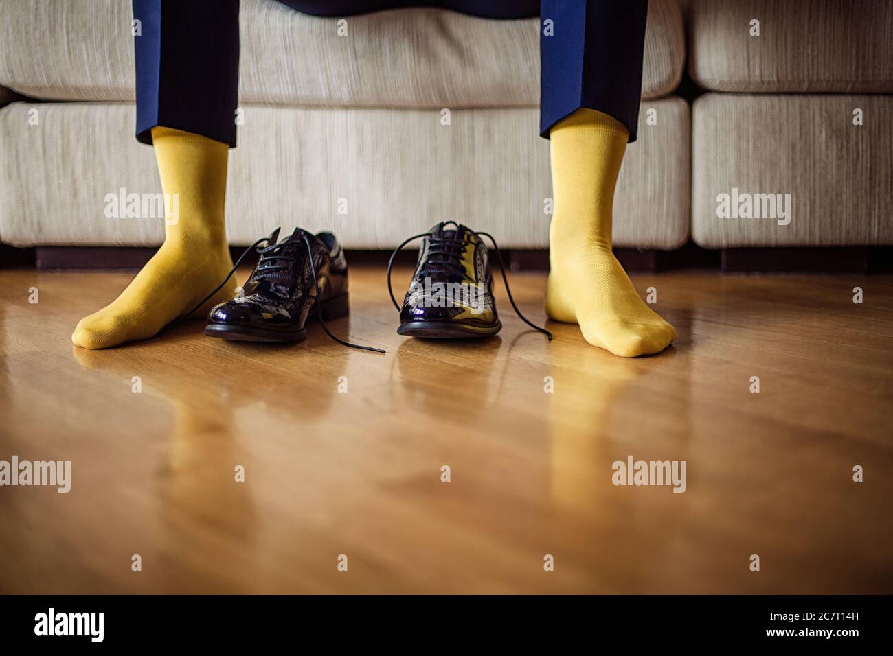 El hombre lleva zapatos. Calcetines amarillos Fotografía de stock