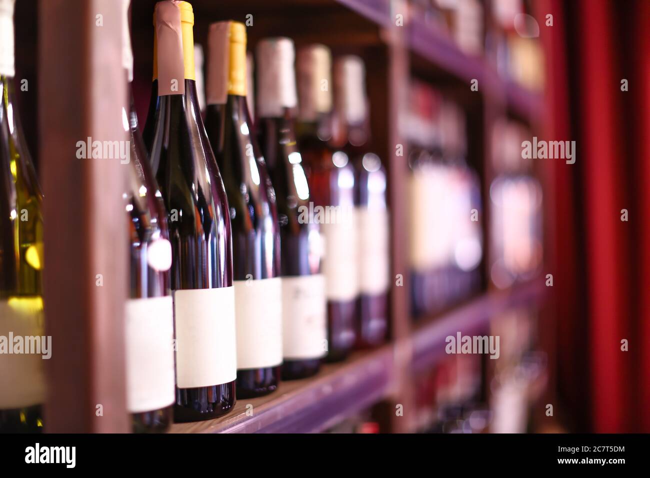 Estante con botellas de vino en la tienda Foto de stock