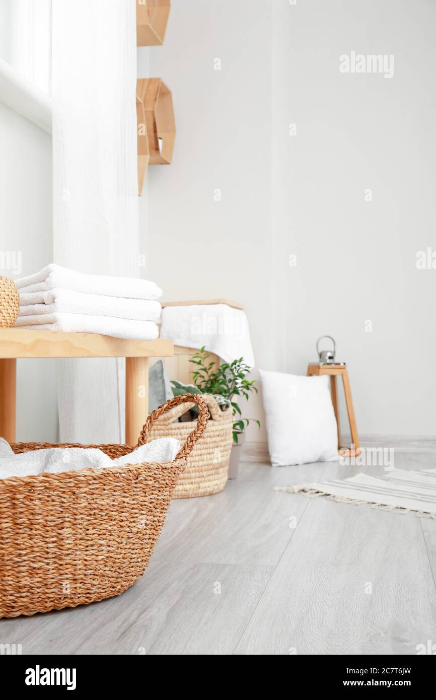 Banco y cestas con toallas en el baño Fotografía de stock - Alamy