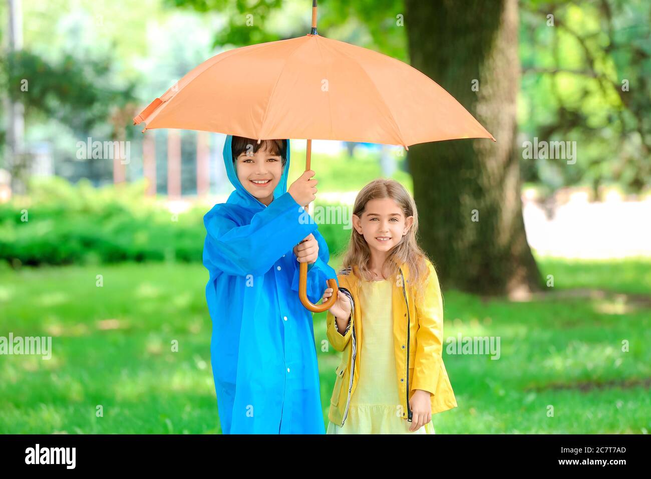animal Fondos fondo Niños pequeños y lindos con paraguas que lleva impermeables en el parque  Fotografía de stock - Alamy