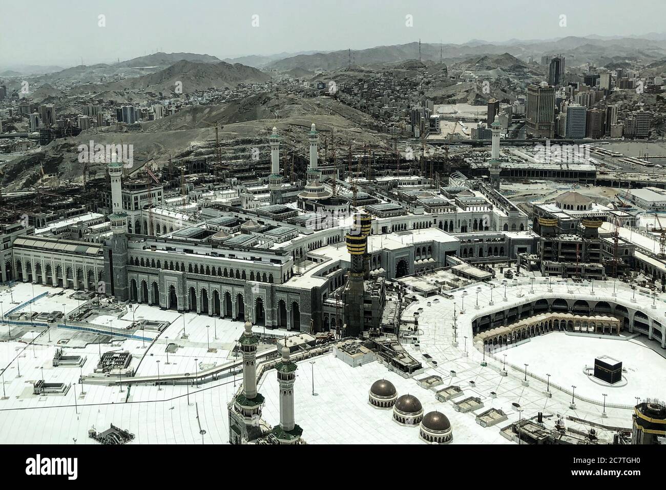 Meca, Arabia Saudita. 19 de julio de 2020. Una vista general sobre la Gran Mezquita vacía de la Meca (al-Masjid al-Haram), el lugar más sagrado del Islam que alberga la peregrinación anual del Hajj. El Ministerio de Hajj y Umrah de Arabia Saudita ha anunciado que la peregrinación de este año tendrá lugar "con un número muy limitado" de personas que ya residen en Arabia Saudita. Crédito: Islam Marey/dpa/Alamy Live News Foto de stock