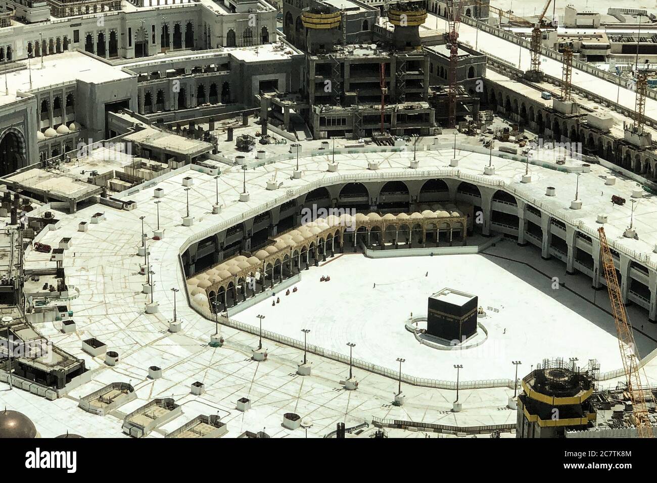 Meca, Arabia Saudita. 19 de julio de 2020. Una vista general sobre la Gran Mezquita vacía de la Meca (al-Masjid al-Haram), el lugar más sagrado del Islam que alberga la peregrinación anual del Hajj. El Ministerio de Hajj y Umrah de Arabia Saudita ha anunciado que la peregrinación de este año tendrá lugar "con un número muy limitado" de personas que ya residen en Arabia Saudita. Crédito: Islam Marey/dpa/Alamy Live News Foto de stock