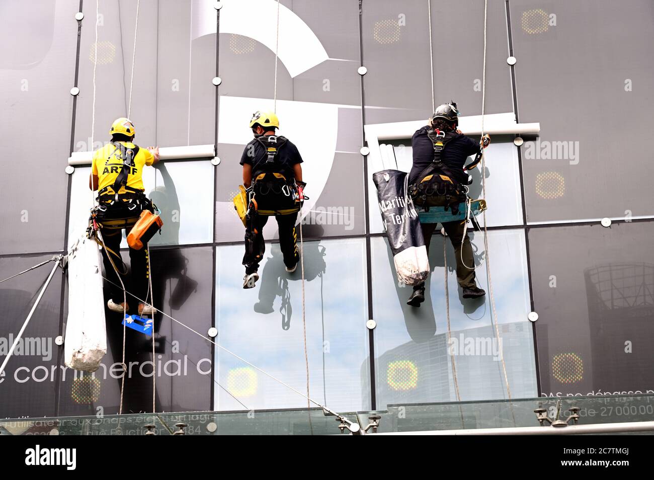 Arriesgado trabajo aéreo en una pared de vidrio en Paris la Defense, centro de negocios Foto de stock