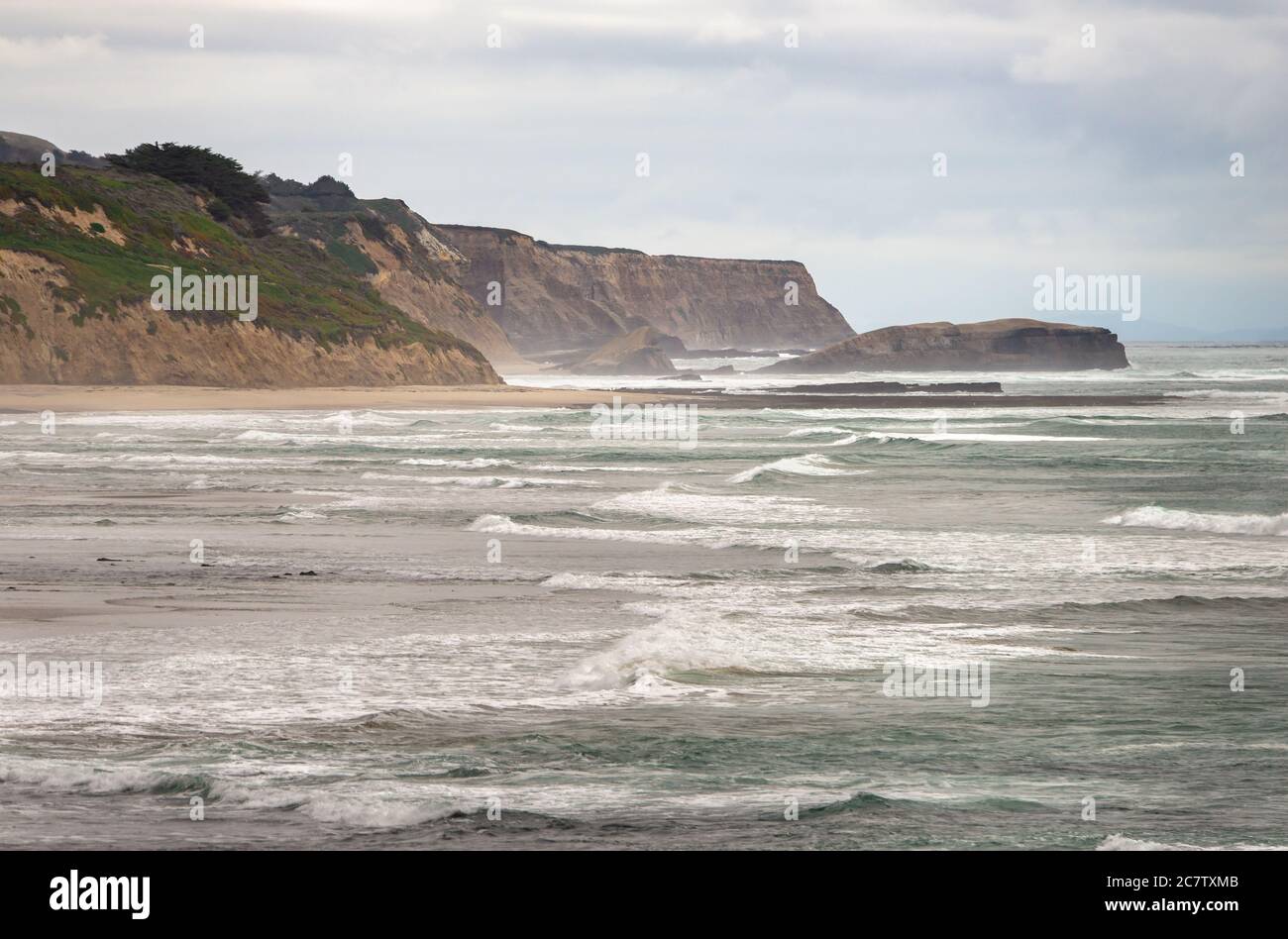 La costa del norte de California, muy borrosa, desde la ruta costera, condado del Norte Foto de stock
