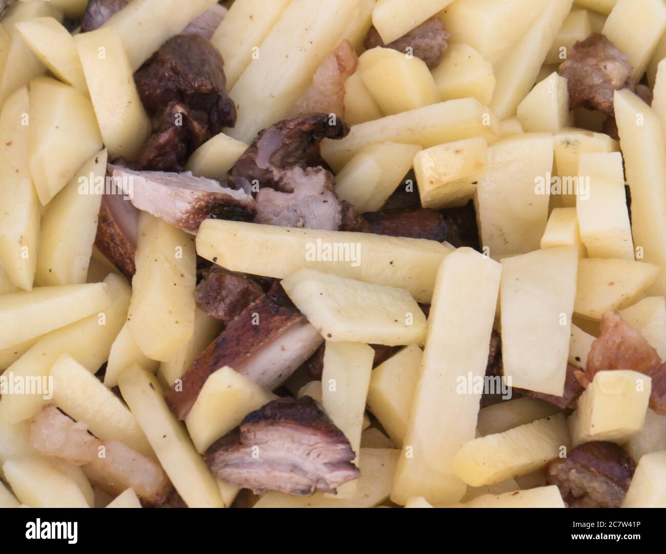 Patatas frescas con carne, cordero y carne. Textura de la parrilla Foto de stock