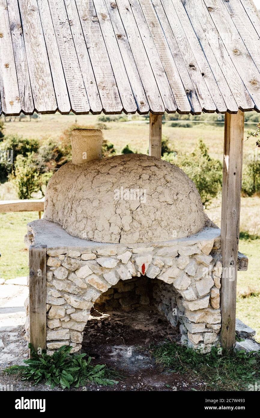 Un viejo horno de piedra afuera, un horno de pizza Fotografía de stock -  Alamy