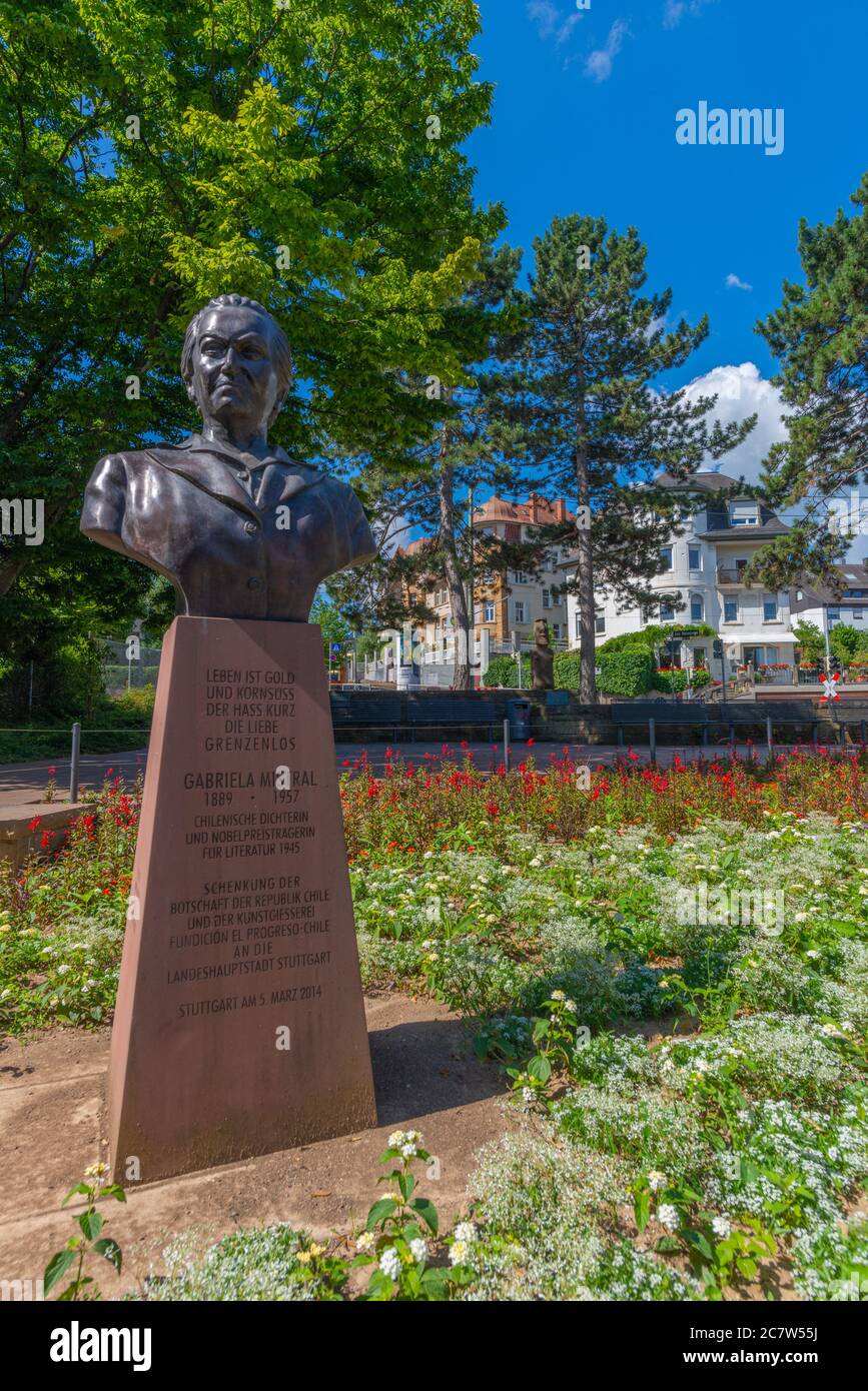 Santiago De Chile Platz Con Busto De La Peotesa Chilena Gabriela Mistral Distrito De Haigst Capital Stuttgart Baden Wurttemberg Alemania Del Sur Fotografia De Stock Alamy