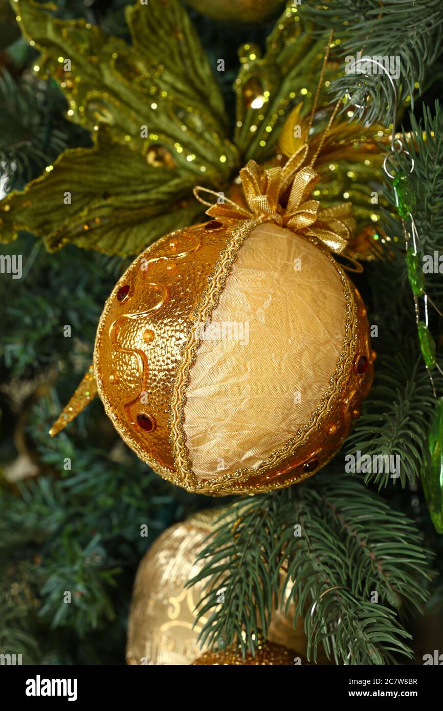 Cerrar adornos artesanales colgando del árbol de Navidad, arcos, pelotas,  esferas, vista frontal Fotografía de stock - Alamy