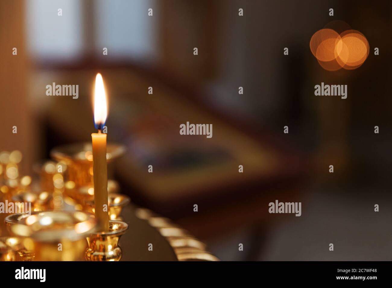 Iglesia Ortodoxa. Cristianismo. Decoración interior festiva con velas encendidas e icono en la iglesia ortodoxa tradicional en la víspera de Pascua o Navidad. Religión fe símbolo de oración Foto de stock
