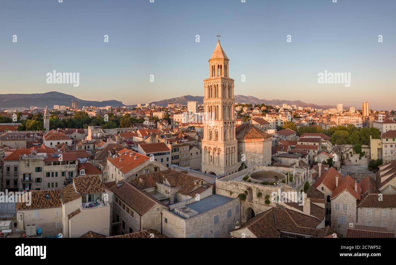 Split, Croacia - 15 2019 de agosto: Una imagen de paisaje urbano de verano, con el Palacio de Diocleciano, campanario de la catedral de San Domnio y Riva paseo, por la noche Foto de stock