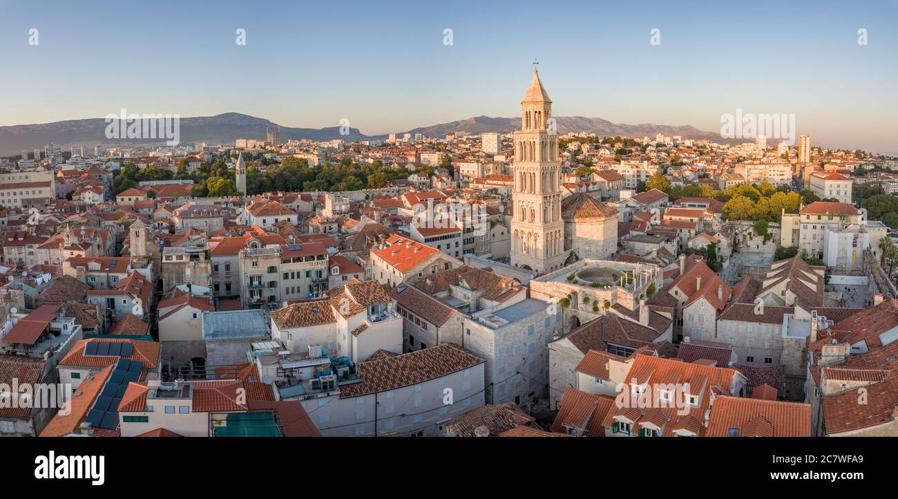 Split, Croacia - 15 2019 de agosto: Una imagen de paisaje urbano de verano, con el Palacio de Diocleciano, campanario de la catedral de San Domnio y Riva paseo, por la noche Foto de stock