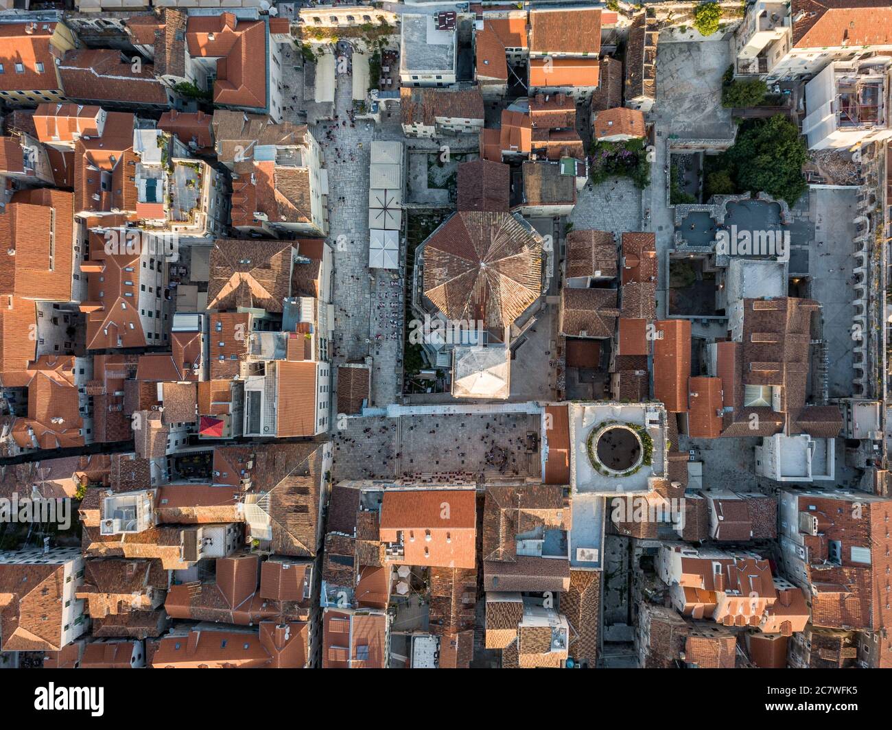 Split, Croacia - Agosto 15 2019: Vista de pájaro del centro de la ciudad de Split mostrando el Palacio de Diocleciano y el campanario de la catedral de San Domnio Foto de stock