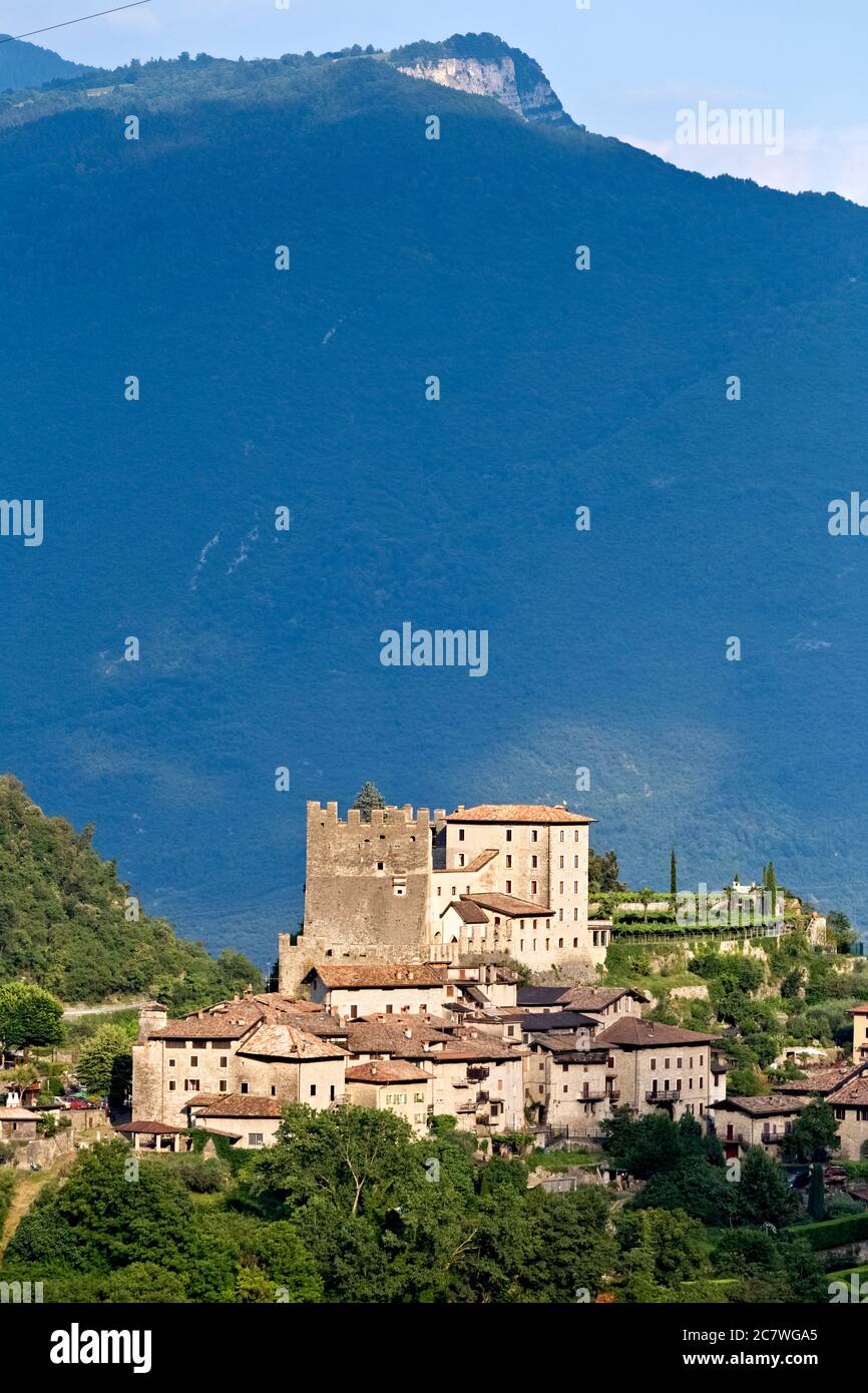 El castillo y el pueblo medieval de Tenno. En el fondo monte Creino. Alto Garda, provincia de Trento, Trentino Alto-Adige, Italia, Europa. Foto de stock