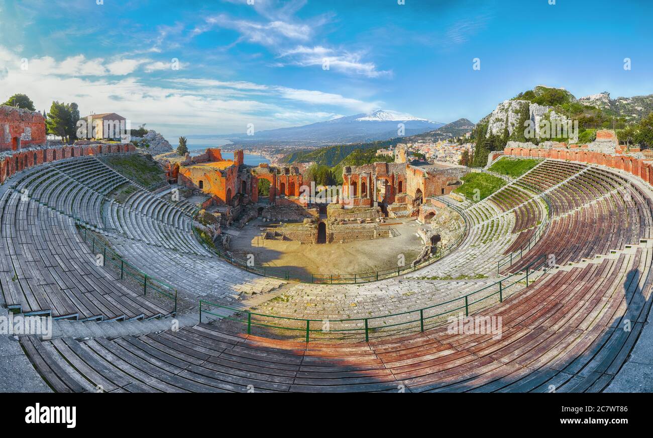 Ruinas del antiguo teatro griego en Taormina y el volcán Etna en el fondo. Costa de Giardini-Naxos bahía, Sicilia, Italia, Europa. Foto de stock