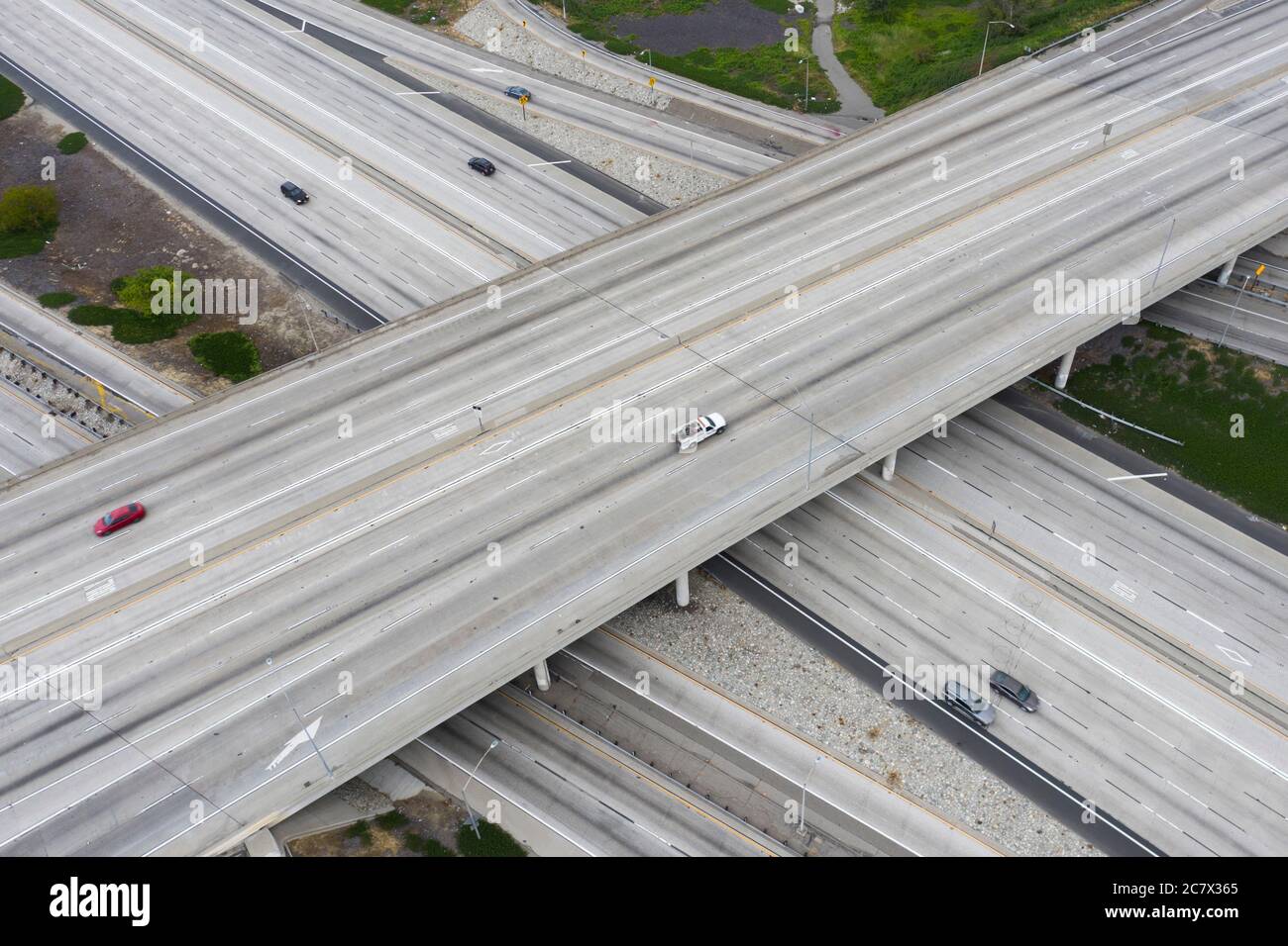 Vista aérea de una autopista 91 vacía y del intercambio I-605 en Cerritos, California durante la pandemia de Covid-19 Foto de stock