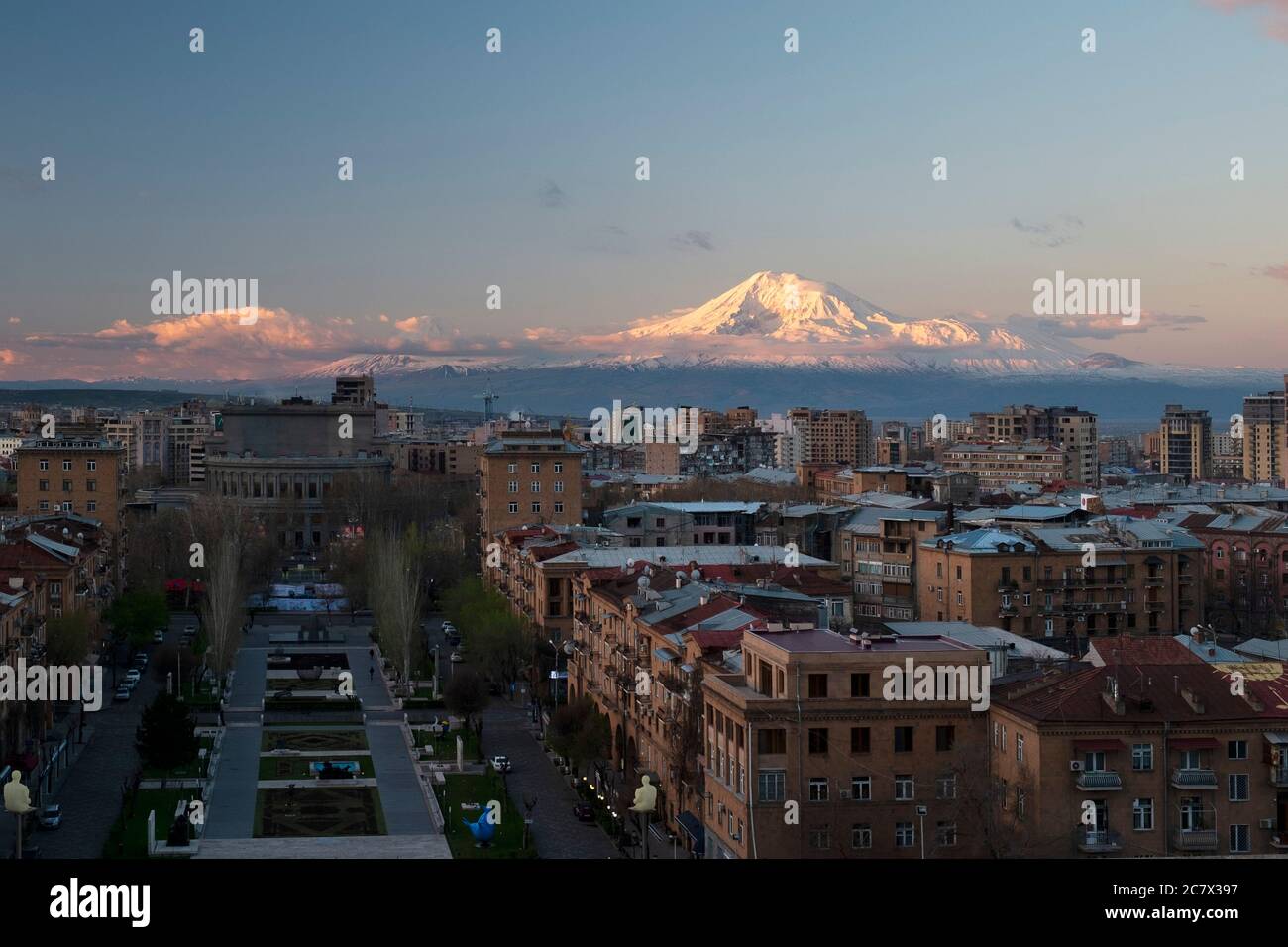 Amanecer en el pico nevado del Monte Ararat sobre la ciudad de Ereván, Armenia Foto de stock