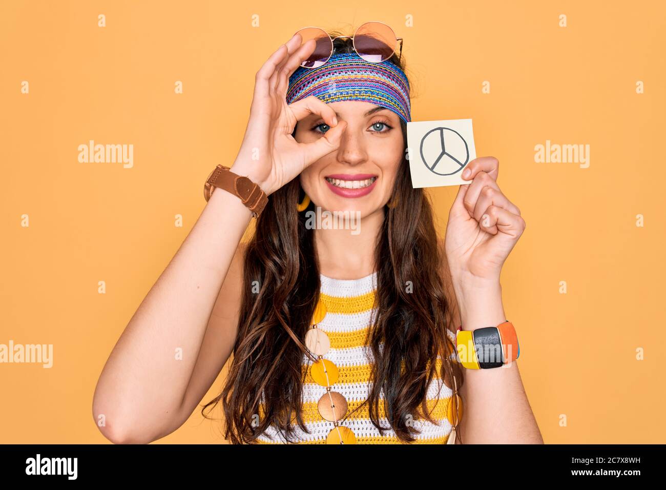 Hermosa Mujer Hippie Con Ojos Azules Usando Gafas De Sol Sosteniendo El