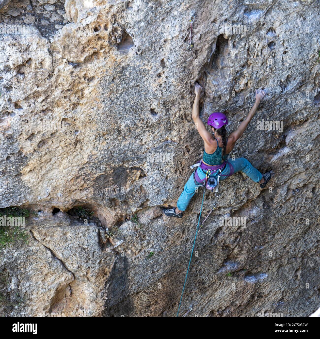 Electropositivo Abrazadera Aturdir Mujer escaladora escalando sobre las rocas sujetando de las cuerdas  Fotografía de stock - Alamy