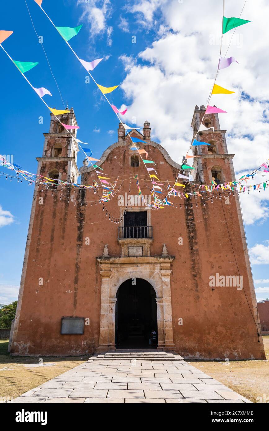 La Iglesia colonial de nuestra Señora de la Asunción fue completada por los frailes franciscanos en 1751 en la ciudad de Tecoh, Yucatán, México. En 1842, John llo Foto de stock