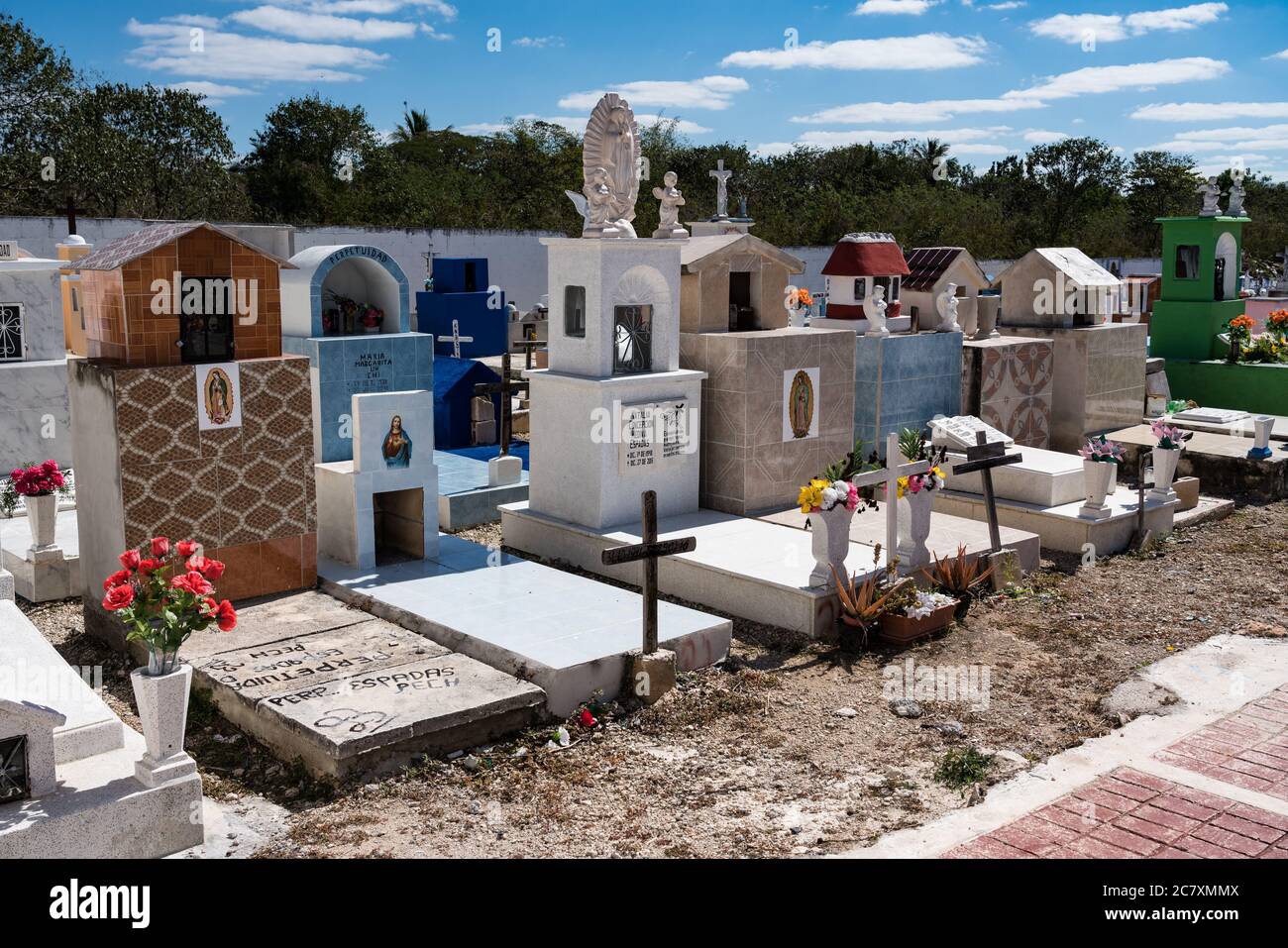 Coloridas lápidas en un cementerio en Cacalchen, Yucatán, México. Foto de stock