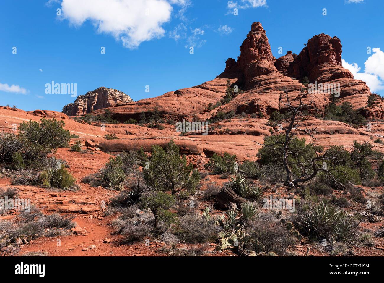 Bell Rock está ubicado dentro del Coconino National Forest, Arizona. Bell Rock es un popular destino de senderismo y viajes para los turistas. Foto de stock