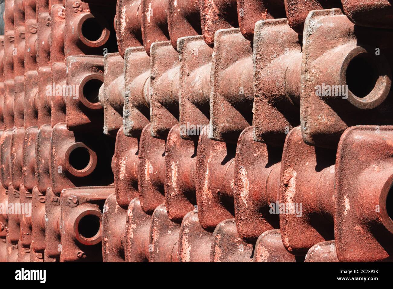 Primeros planos radiadores de hierro fundido rojo. Elementos del sistema de  calefacción Fotografía de stock - Alamy
