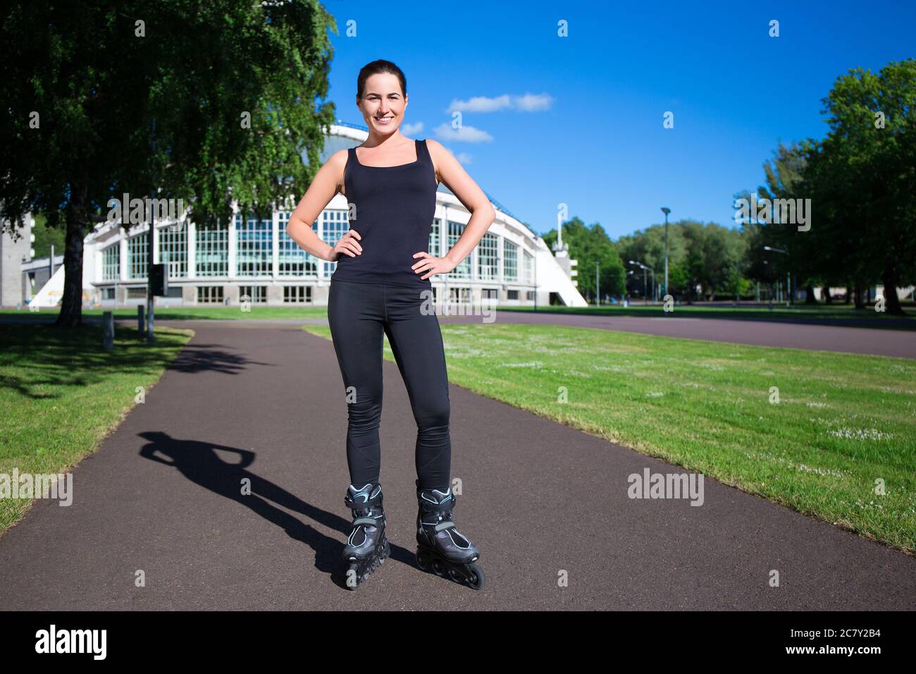 Sonriente Niña Asiática De 5 Años Yendo En Sus Patines En Línea