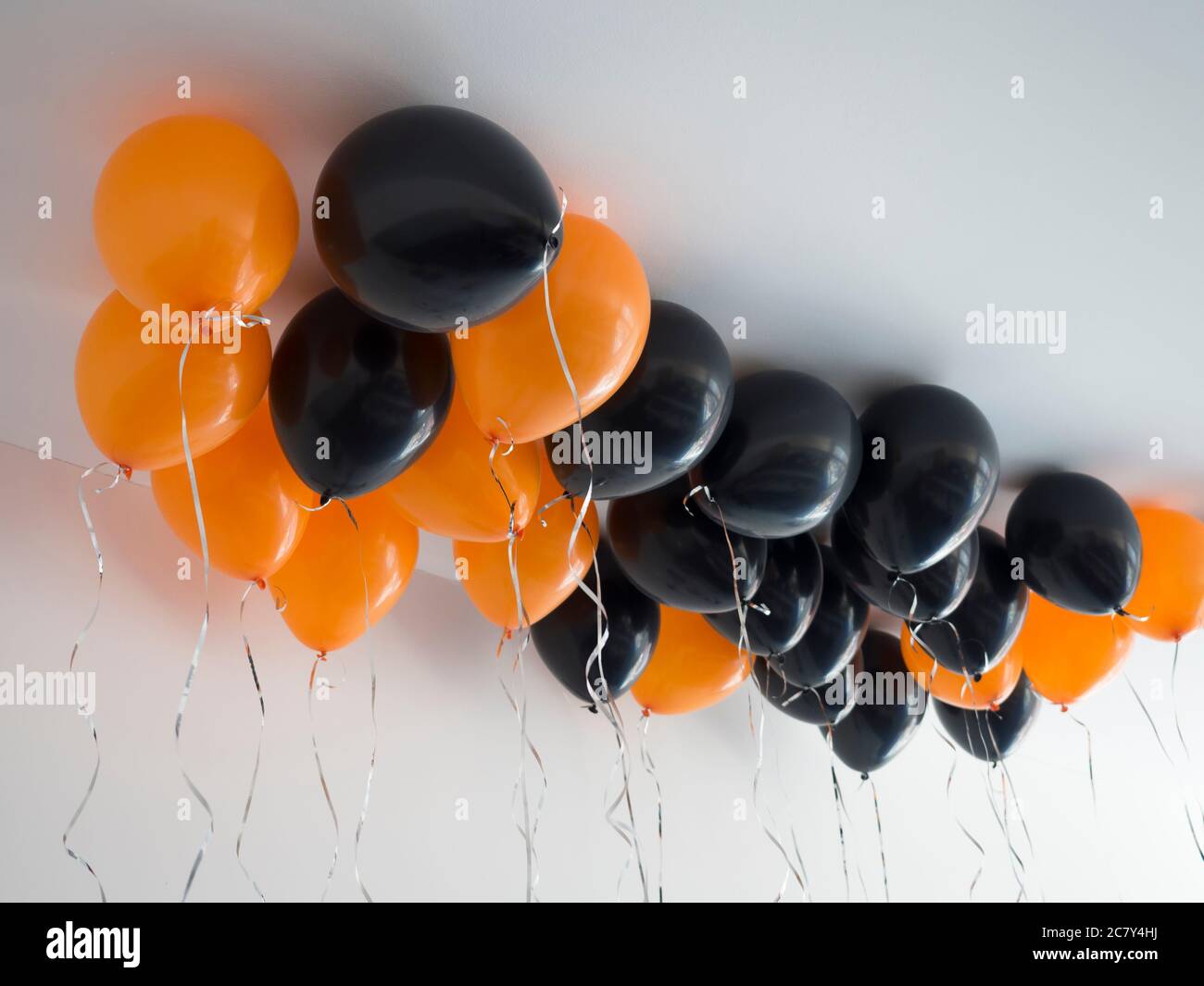 Extra Real Rusia un montón de globos de aire naranja y negro para halloween o cumpleaños  sobre fondo blanco del techo. Vacaciones, decoración y fiesta Fotografía de  stock - Alamy
