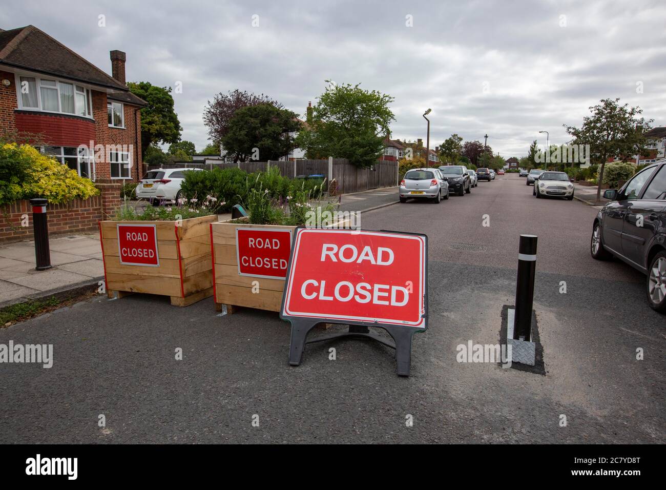 La carretera de Londres se bloquea para restringir el tráfico en su lugar para crear "carreteras de ciclo" y fomentar el ciclismo y reducir la contaminación del aire en Upwood Road, Lewisham, SE12 Foto de stock