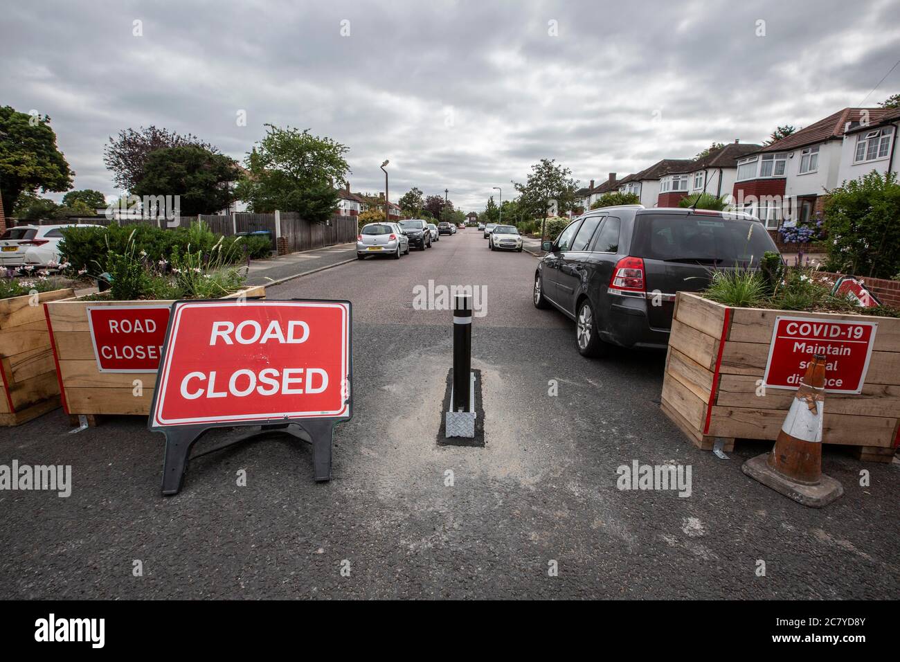 La carretera de Londres se bloquea para restringir el tráfico en su lugar para crear "carreteras de ciclo" y fomentar el ciclismo y reducir la contaminación del aire en Upwood Road, Lewisham, SE12 Foto de stock