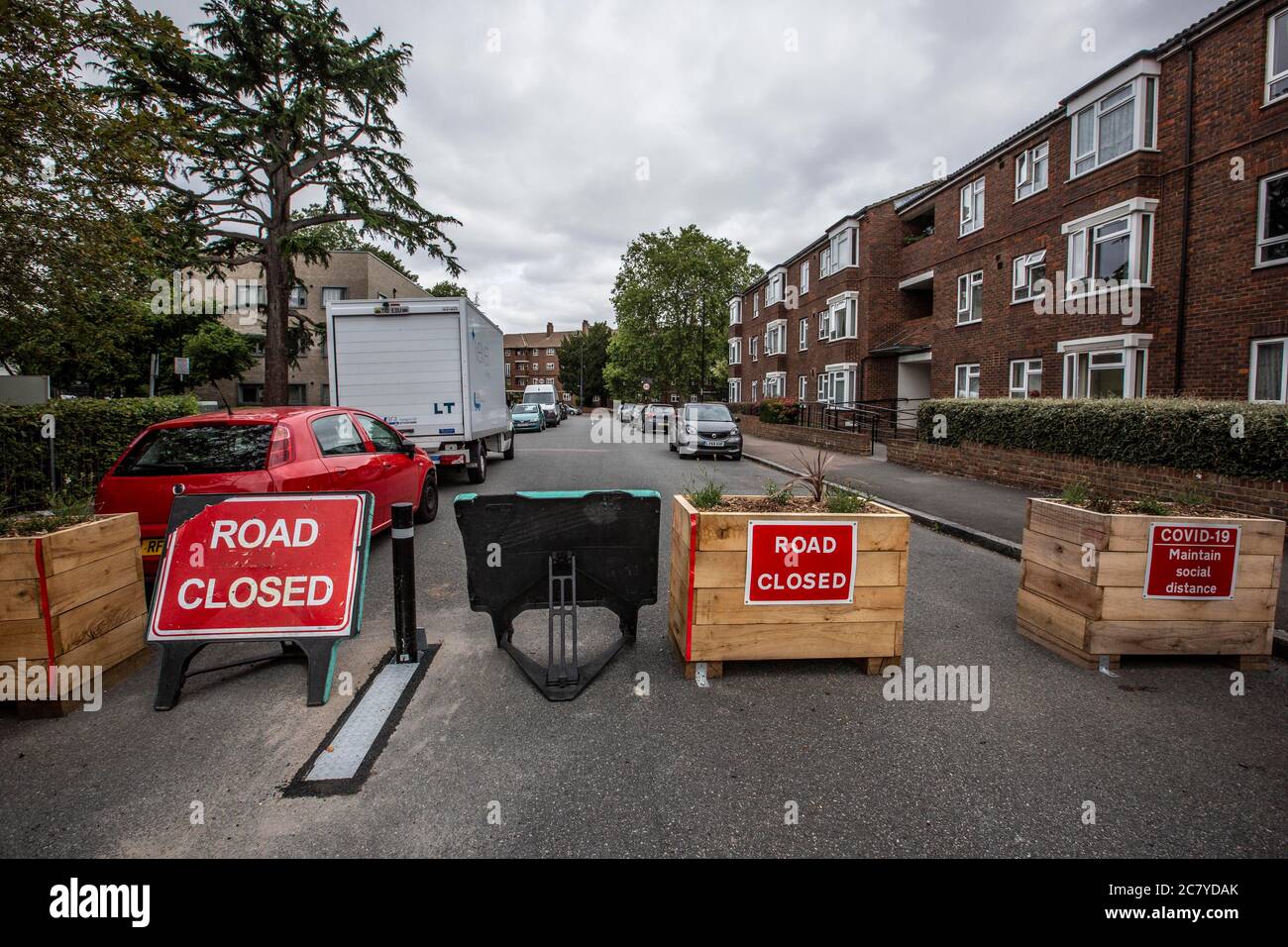 Las carreteras de Londres se bloquean para restringir el tráfico en su lugar para crear "carreteras de ciclo" y fomentar el ciclismo y reducir la contaminación del aire en George Lane, Lewsiahm SE13 6HQ Foto de stock