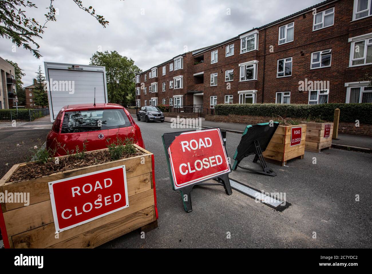 Las carreteras de Londres se bloquean para restringir el tráfico en su lugar para crear "carreteras de ciclo" y fomentar el ciclismo y reducir la contaminación del aire en George Lane, Lewsiahm SE13 6HQ Foto de stock