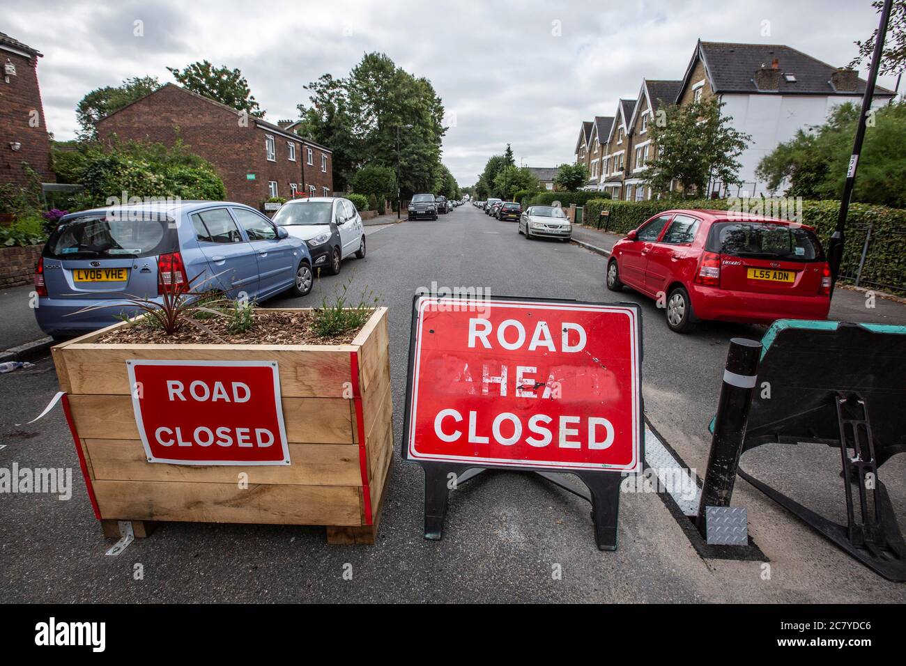 Las carreteras de Londres se bloquean para restringir el tráfico en su lugar para crear "carreteras de ciclo" y fomentar el ciclismo y reducir la contaminación del aire en George Lane, Lewsiahm SE13 6HQ Foto de stock