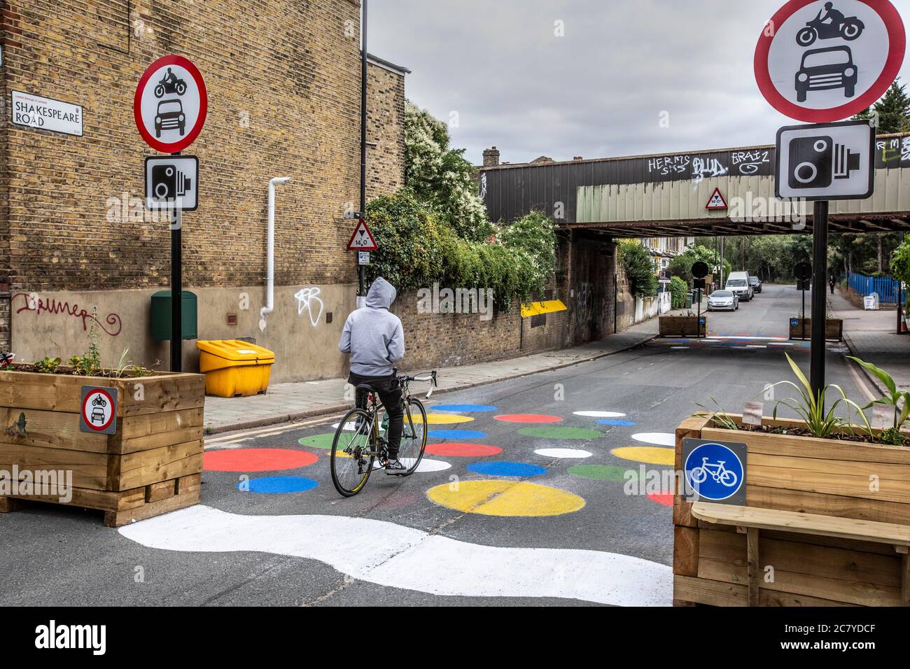 Los bloques de la carretera de Londres para restringir el tráfico en su lugar para crear "carreteras de ciclo" y fomentar el ciclismo y reducir la contaminación del aire en Shakespeare Road, Lambeth. Foto de stock