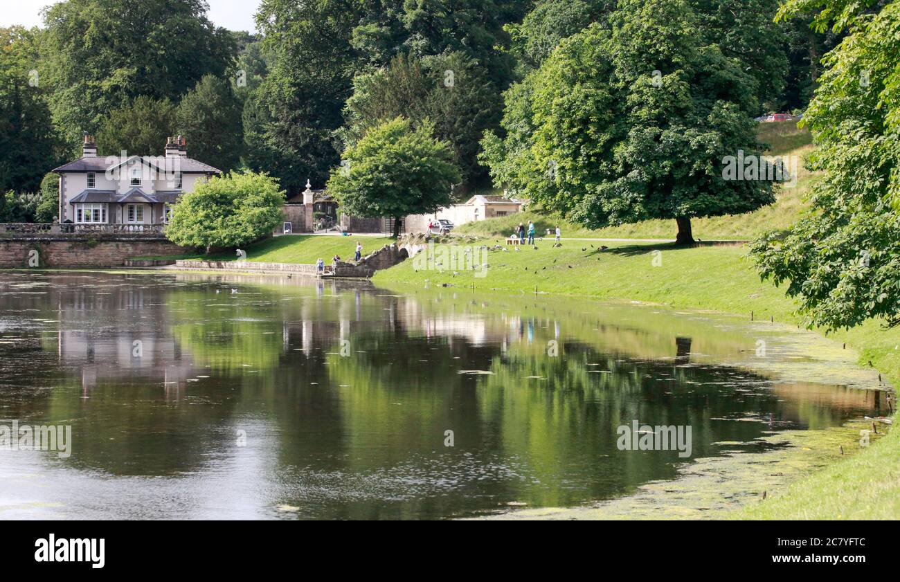 Vista de verano del lago en Studley Royal, cerca de Fountains Abbey, Rion, North Yorkshire Foto de stock